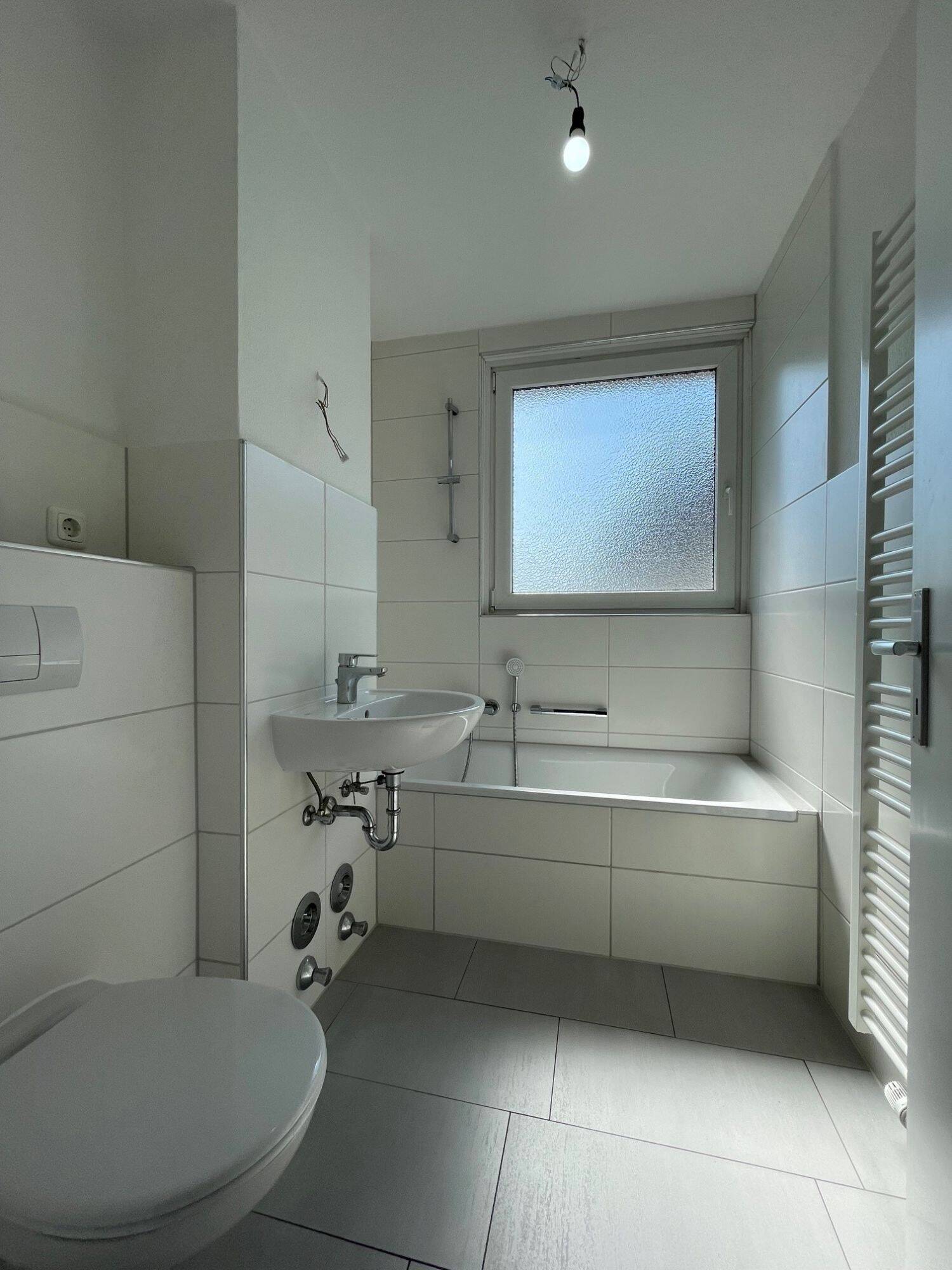 *Modernes Appartement mit Balkon und Tageslichtbad*