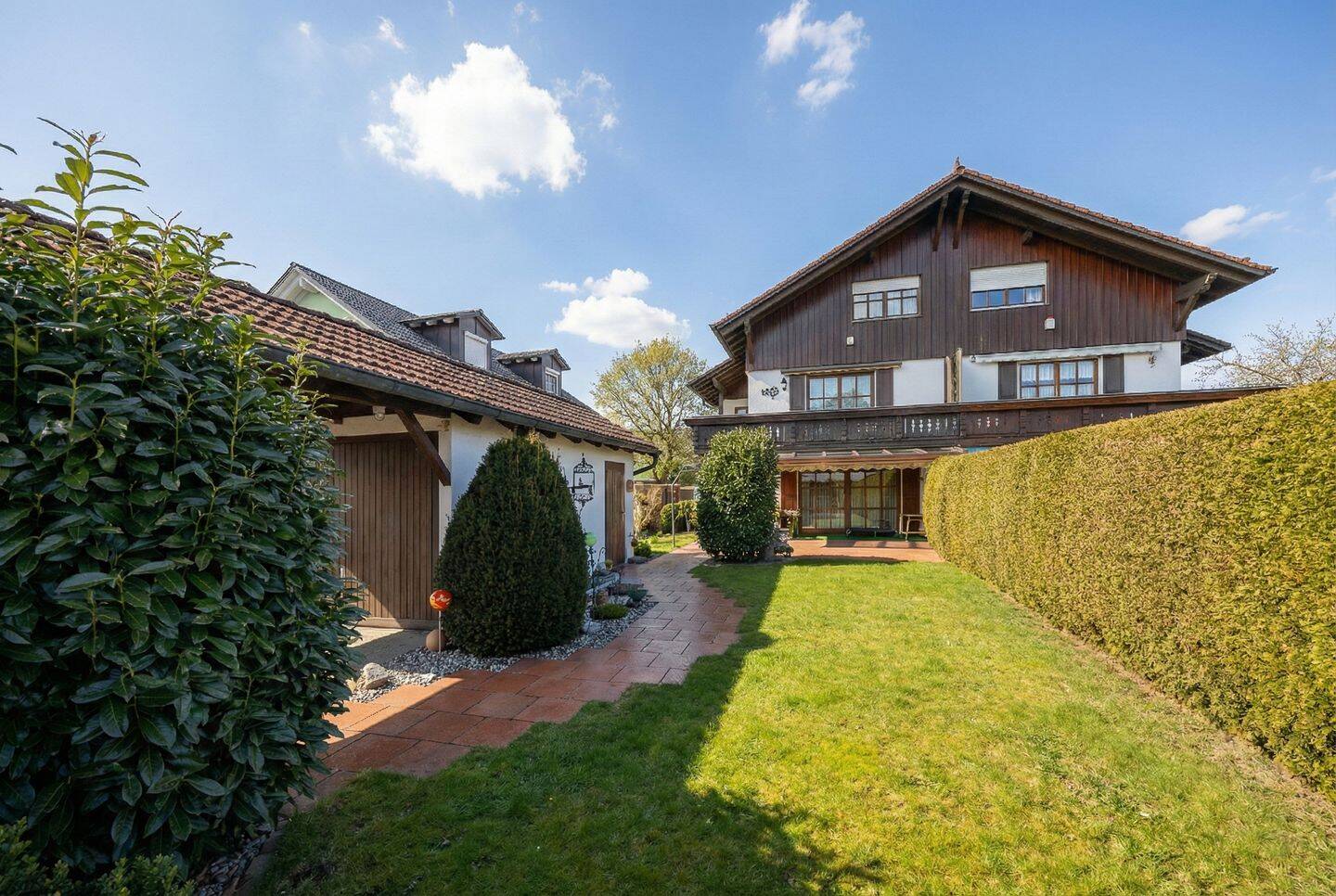Familienfreundliche Doppelhaushälfte mit sonnigem Garten & perfekter S-Bahn Anbindung! – Germering – Bild 1 von 9