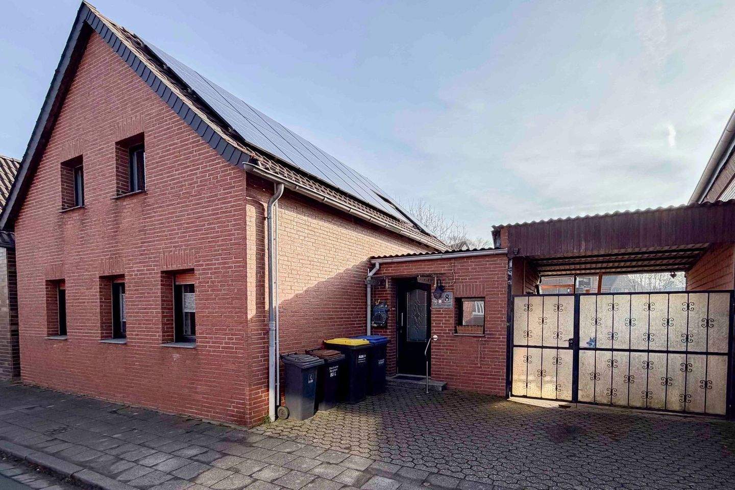 Gemütliches Einfamilienhaus in Bergheim-Hüchelhoven mit großem Potenzial und sonnigem Garten – Bergheim – Bild 1 von 9