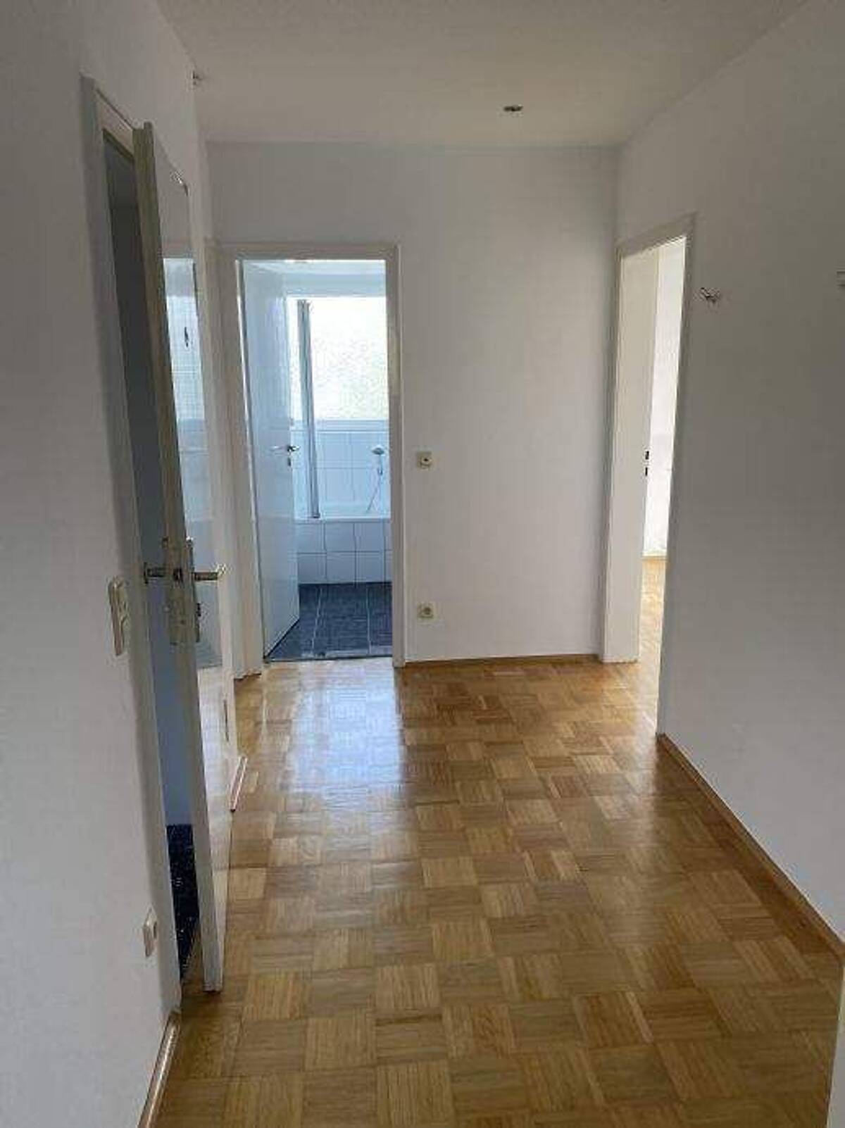 Attraktive 2,5-Zimmer-DG-Wohnung in einer TOP-Lage von Essen-Bredeney – 45133 Essen – Bild 1 von 9