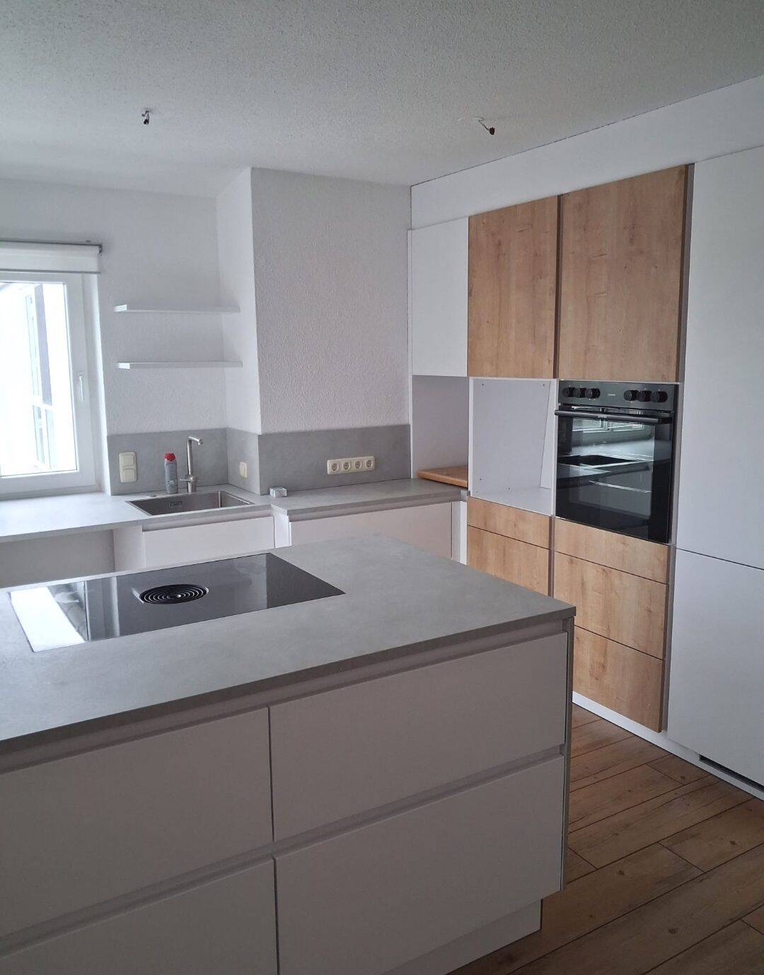 *ERSTBEZUG NACH SANIERUNG * SCHICKE 3-RAUM-WOHNUNG MIT BALKON, EINBAUKÜCHE UND STELLPLATZ