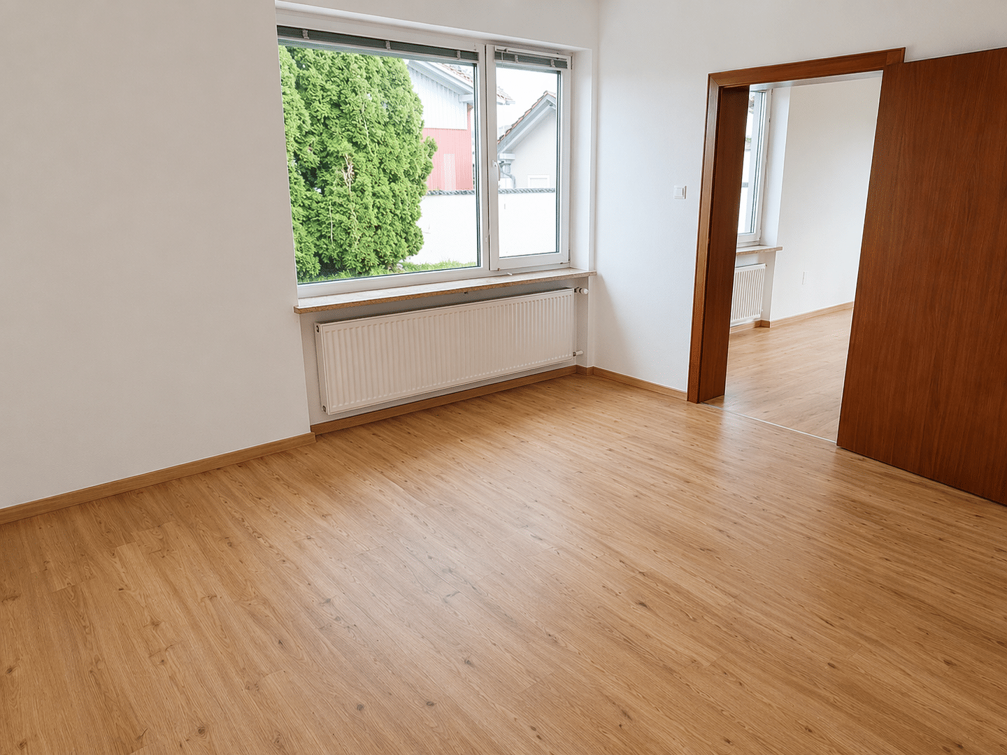 Seltene Gelegenheit: Bungalow mit 2.000 m² Grundstück, Nebengebäude und Baupotenzial – Osterhofen – Bild 1 von 9