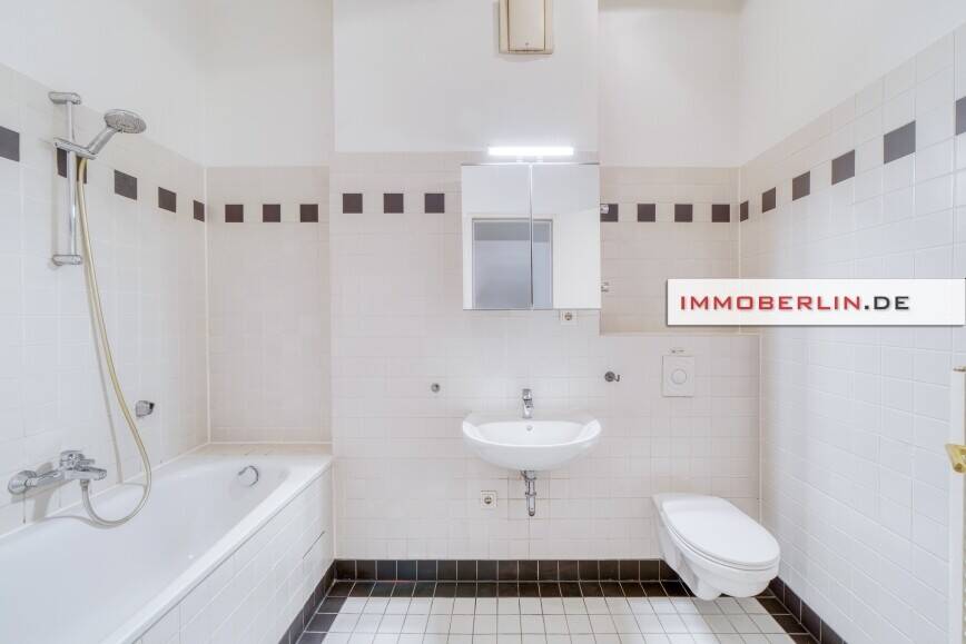 IMMOBERLIN.DE - Liebenswerte Altbauwohnung mit ruhigem Balkon nahe dem Boxhagener Platz – Berlin – Vorschaubild 6