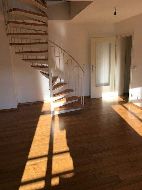 +++ATTRAKTIVE 2,5-RAUM MAISONETTE- WOHNUNG MIT PARKETT, EINBAUKÜCHE UND AUFZUG+++