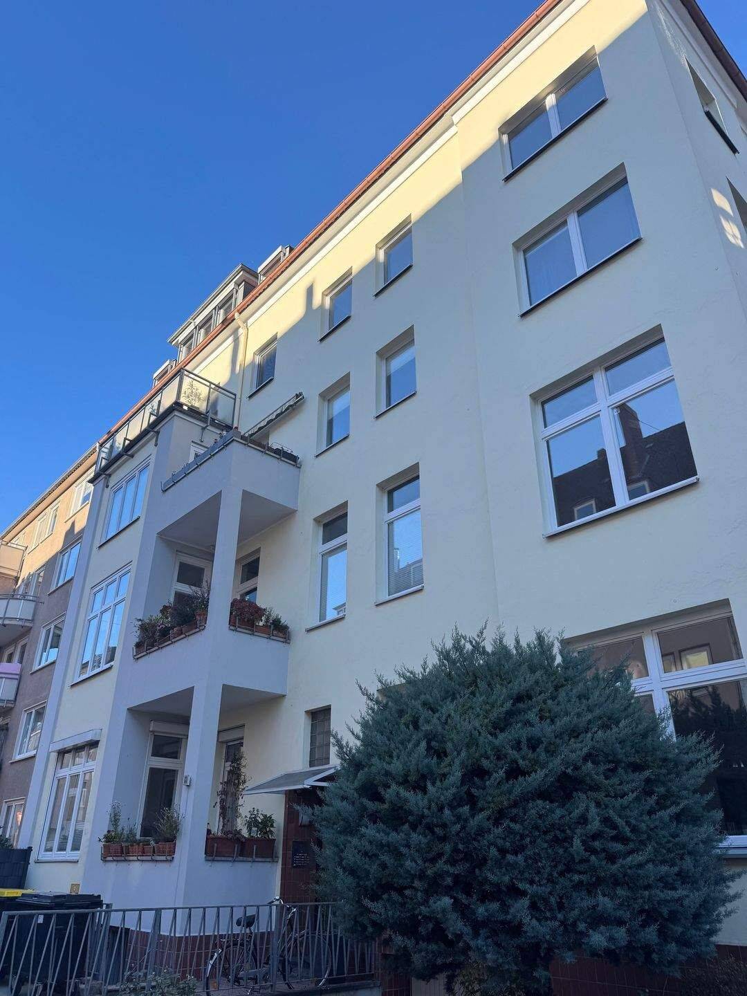 Vollständig neu renovierte 3-Zimmer-Wohnung mit herrlichem Balkon in den Innenhof in der beliebten Südstadt von Hannover – Hannover – Vorschaubild 3