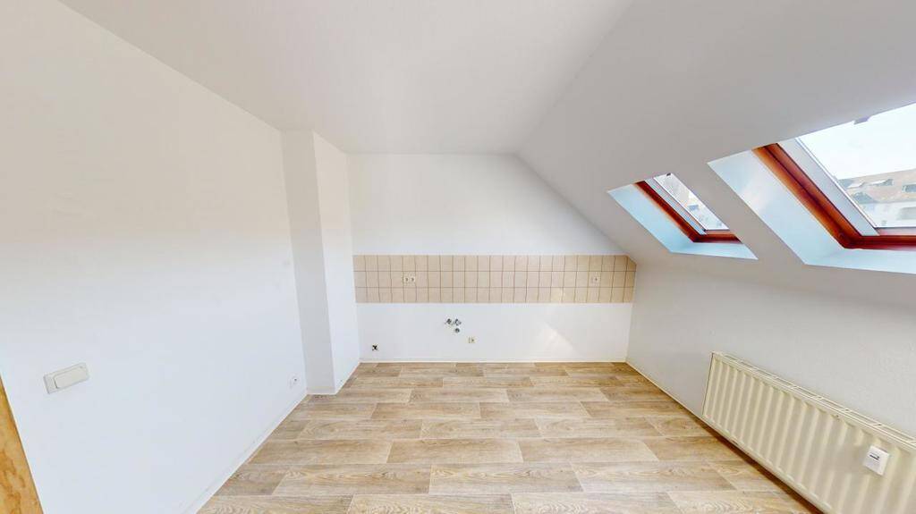 Charmante Dachgeschosswohnung mit Badewanne – Chemnitz – Vorschaubild 2