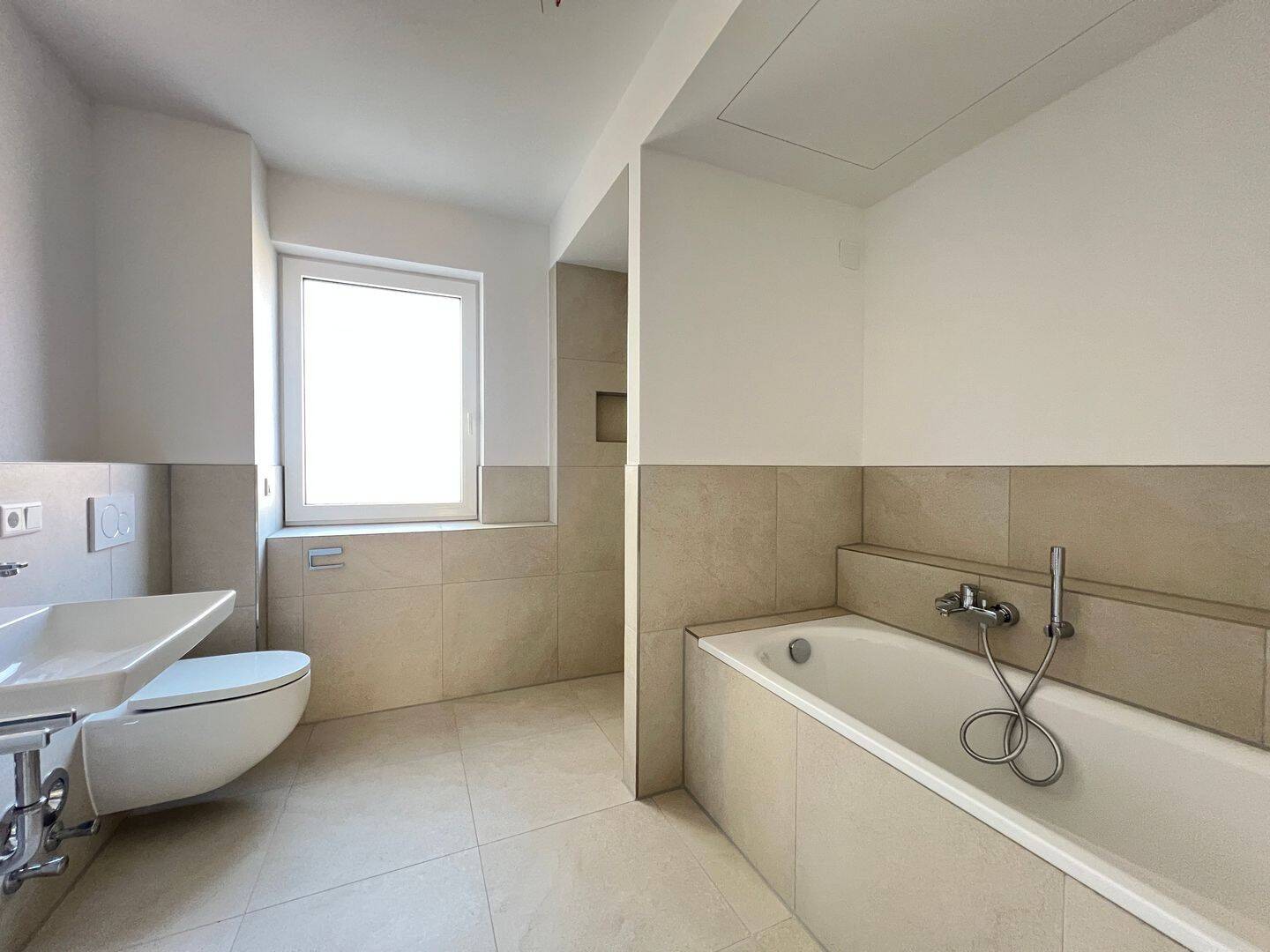 NEUBAU-3-Zimmer-Gartenwohnung mit Süd-Terrasse + wohnlich ausgebautem Souterrain (2 Räume + 2. Bad) – München – Vorschaubild 9