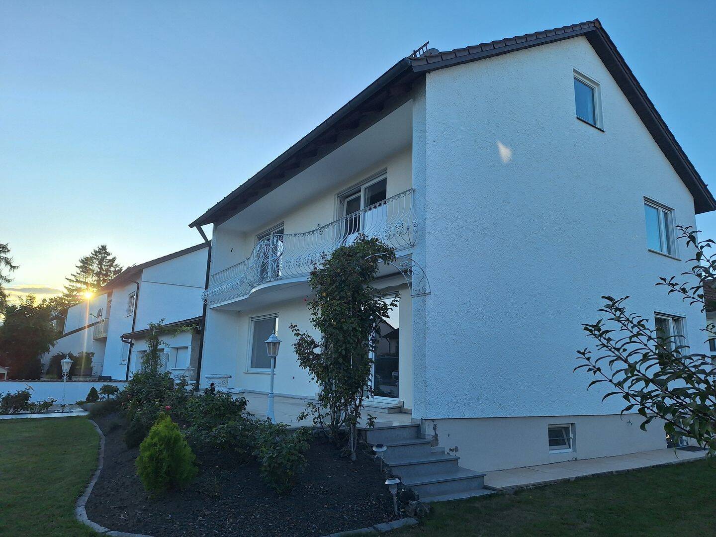 Freistehendes, geräumiges Einfamilienhaus mit Einbauküche, großem Garten und Garage – Baar-Ebenhausen – Vorschaubild 5