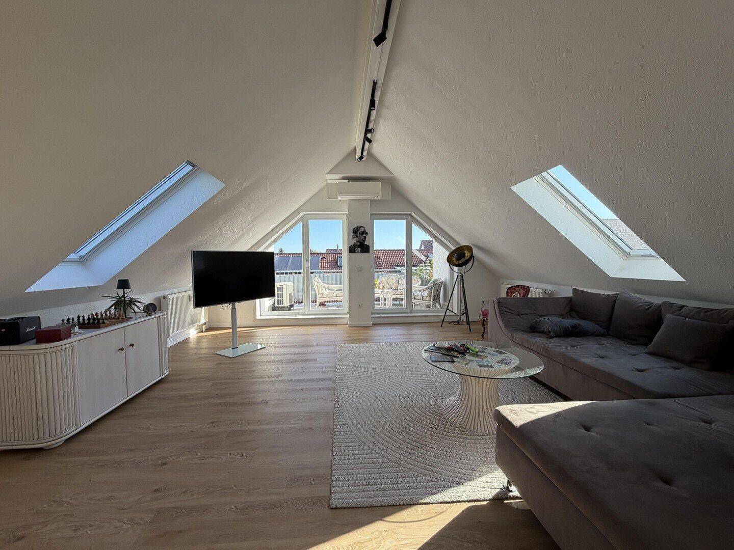 Möbelierte Dachgeschosswohnung mit großem Balkon und hochwertiger Ausstattung
