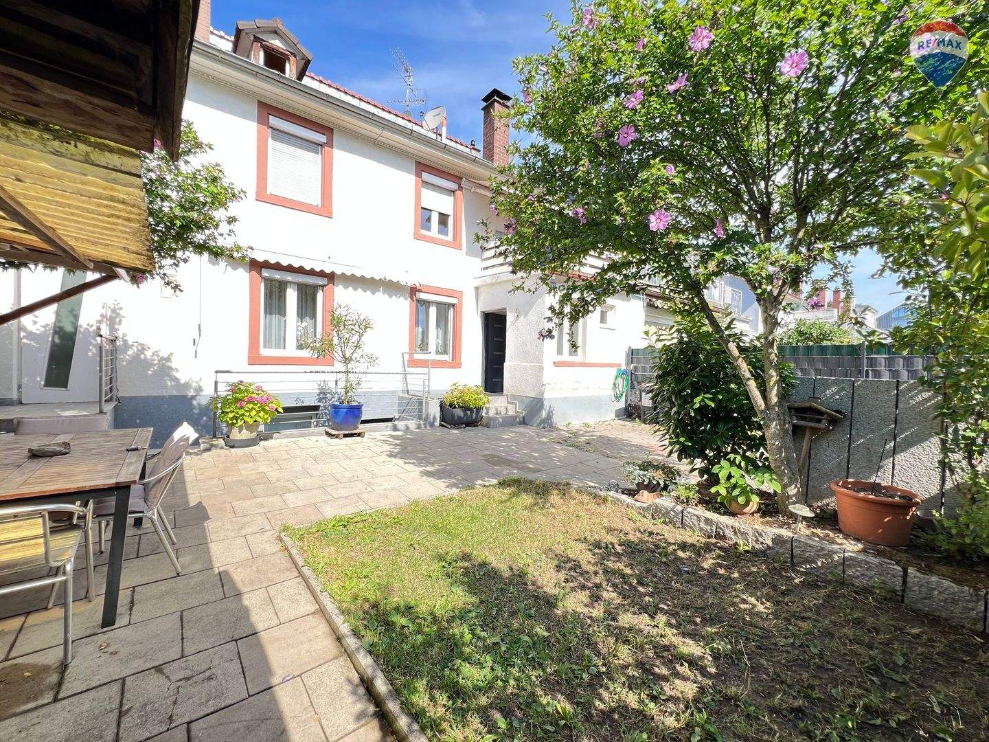 Zentral gelegenes Stadthaus in Lörrach mit Einliegerwohnung und Genehmigung zur Aufstockung+ Garten! – Lörrach – Bild 1 von 9