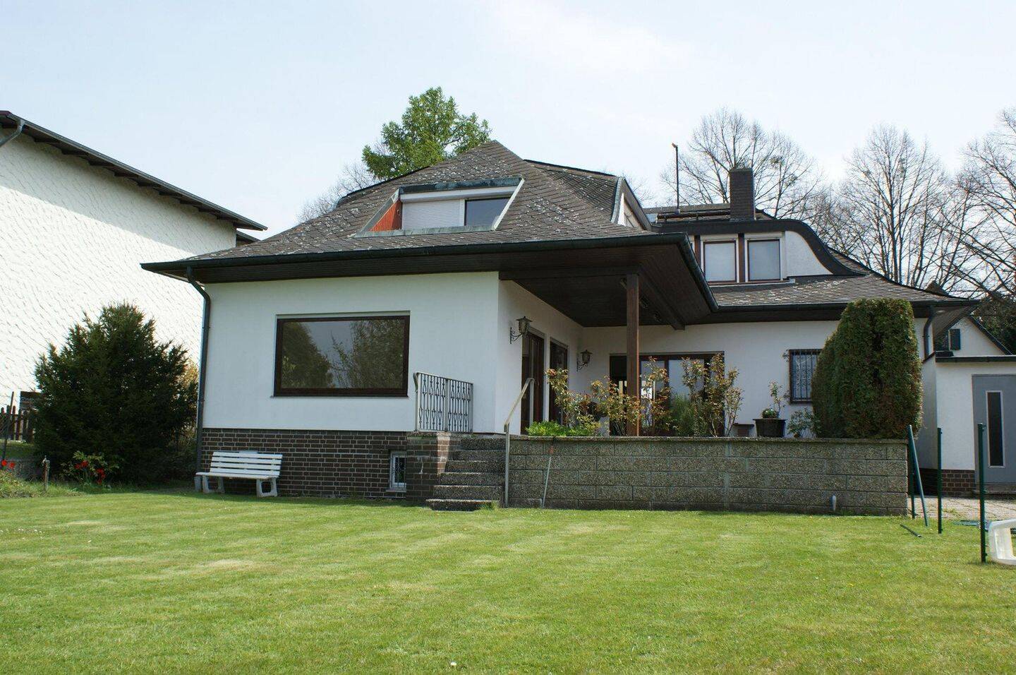 MAKLERFREI Bungalow (ZFH) mit großem Garten bzw. Neubaureserve