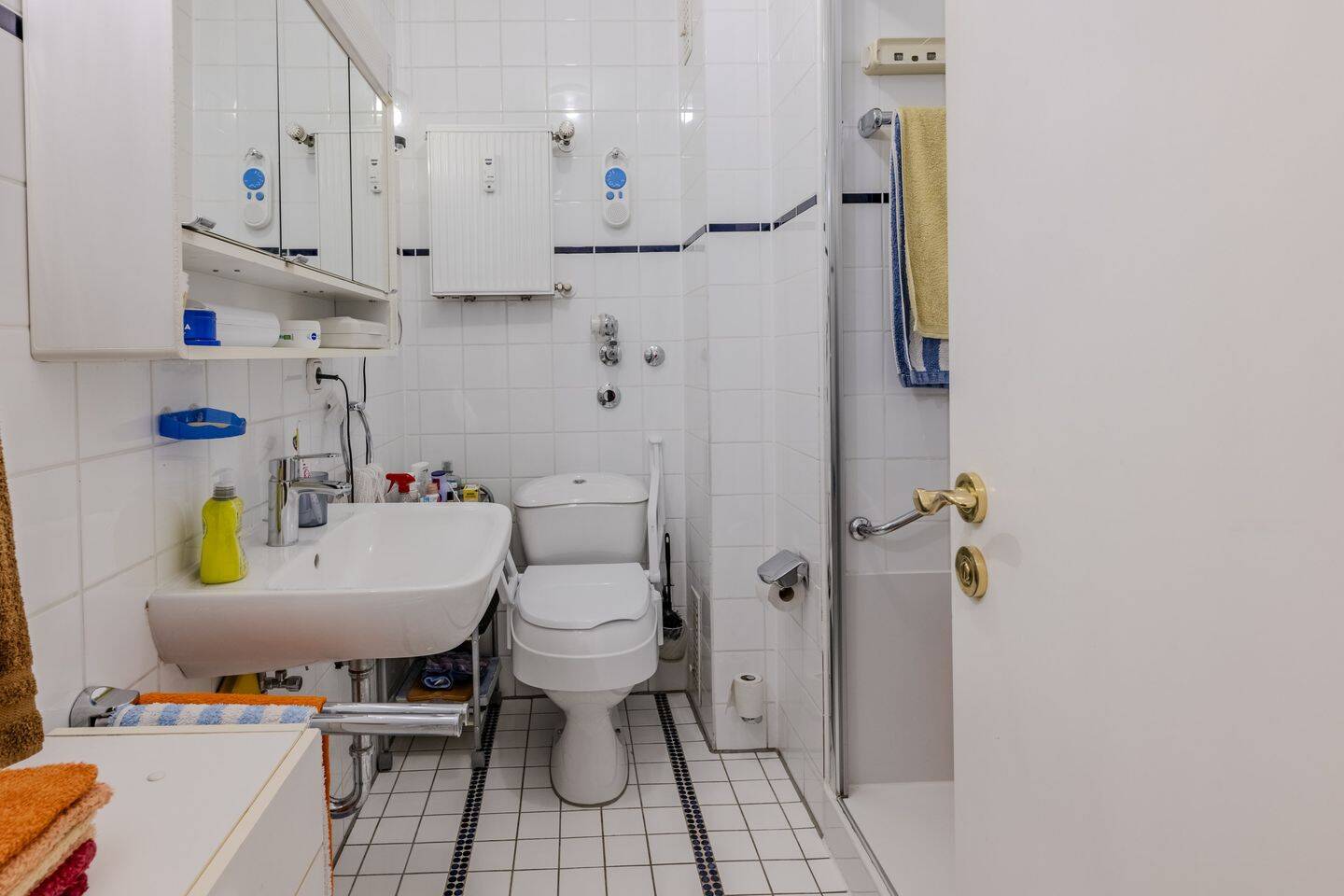 Bezugsfreie 2,5-Zimmer-Wohnung mit zwei Balkonen, in absolut ruhiger Innenhoflage – München – Vorschaubild 9