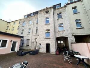 Solides Mehrfamilienhaus in zentraler Lage der Gelsenkirchener Feldmark – 45883 Gelsenkirchen – Vorschaubild 2