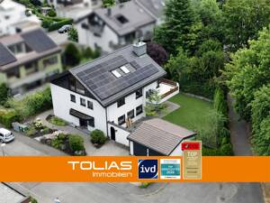 Generationen-Glück mit Gartenblick: lichtdurchflutetes Zweifamilienhaus mit Doppelgarage