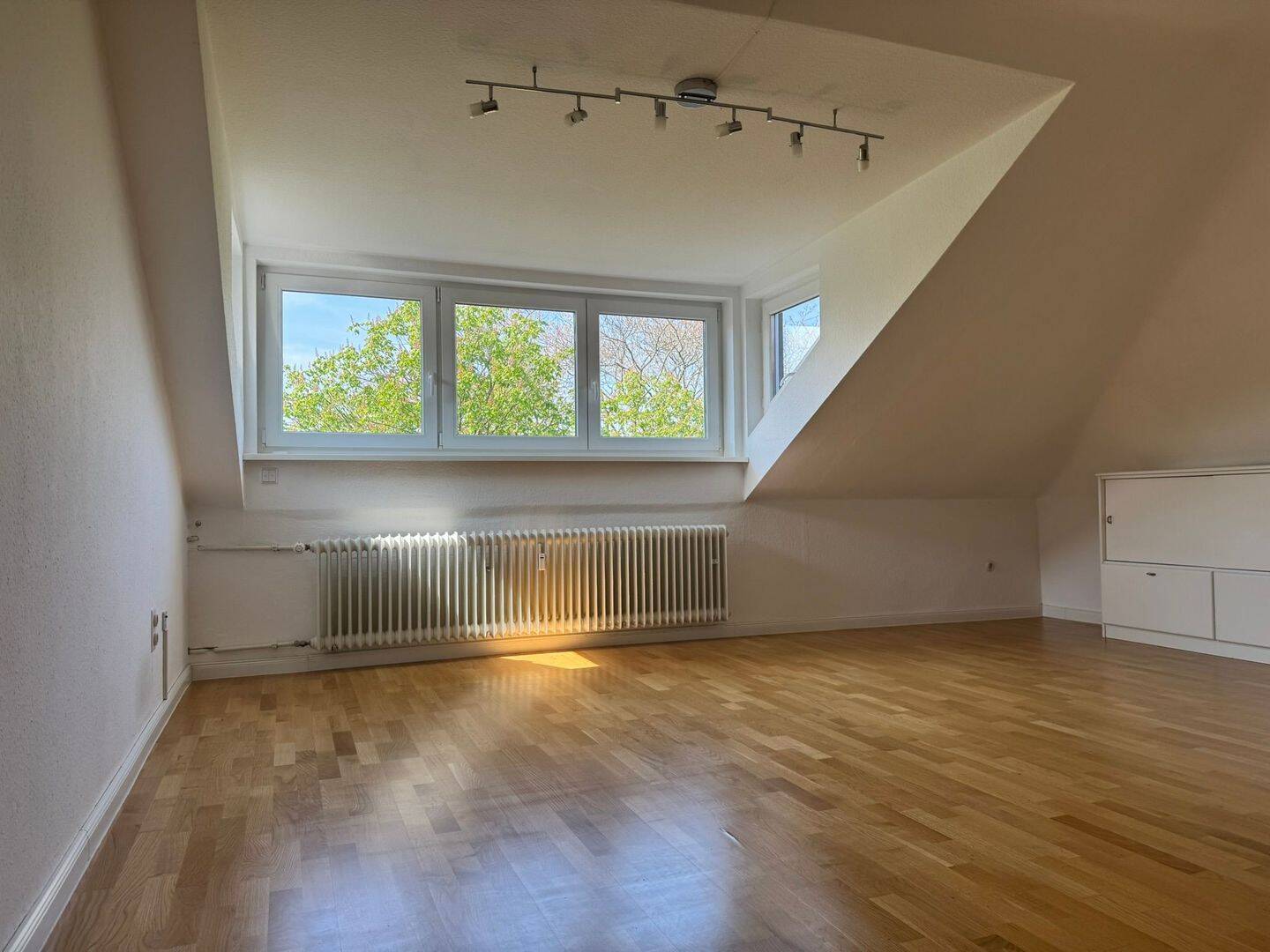 Schicke 2,5-Dachgeschoss-Wohnung, in bester Wohnlage von Darmstadt (KEINE Maklergebühr) – Darmstadt – Vorschaubild 2