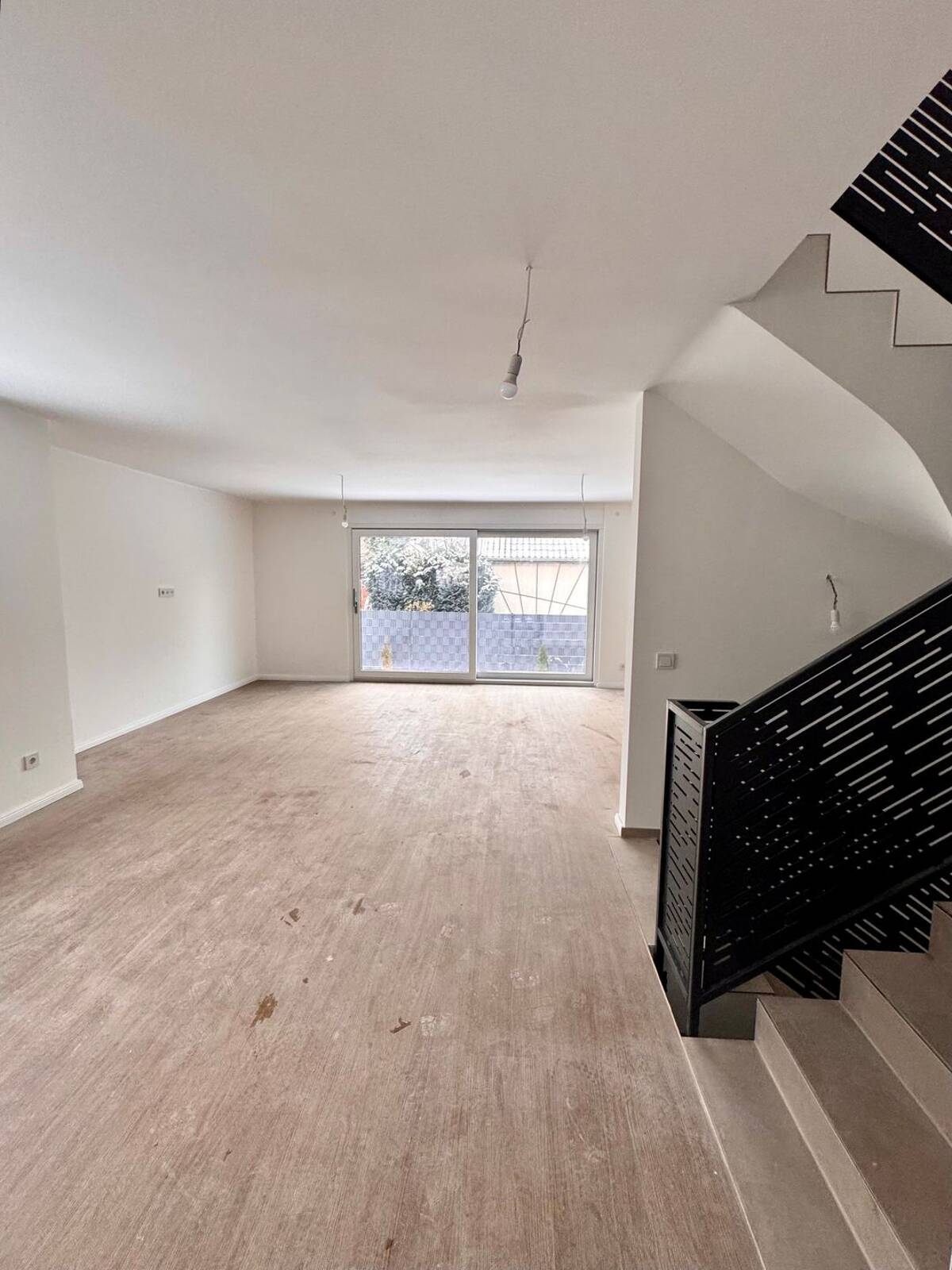 Moderne Doppelhaushälfte mit Garten, Photovoltaik & Gründach – 12487 Berlin – Bild 1 von 9