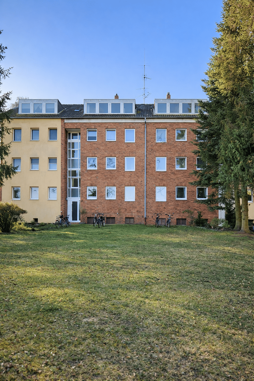 Mehrfamilienhaus mit 16 Einheiten, Balkonen & 11 PKW-Stellplätzen in St. Gertrud – Lübeck – Vorschaubild 2