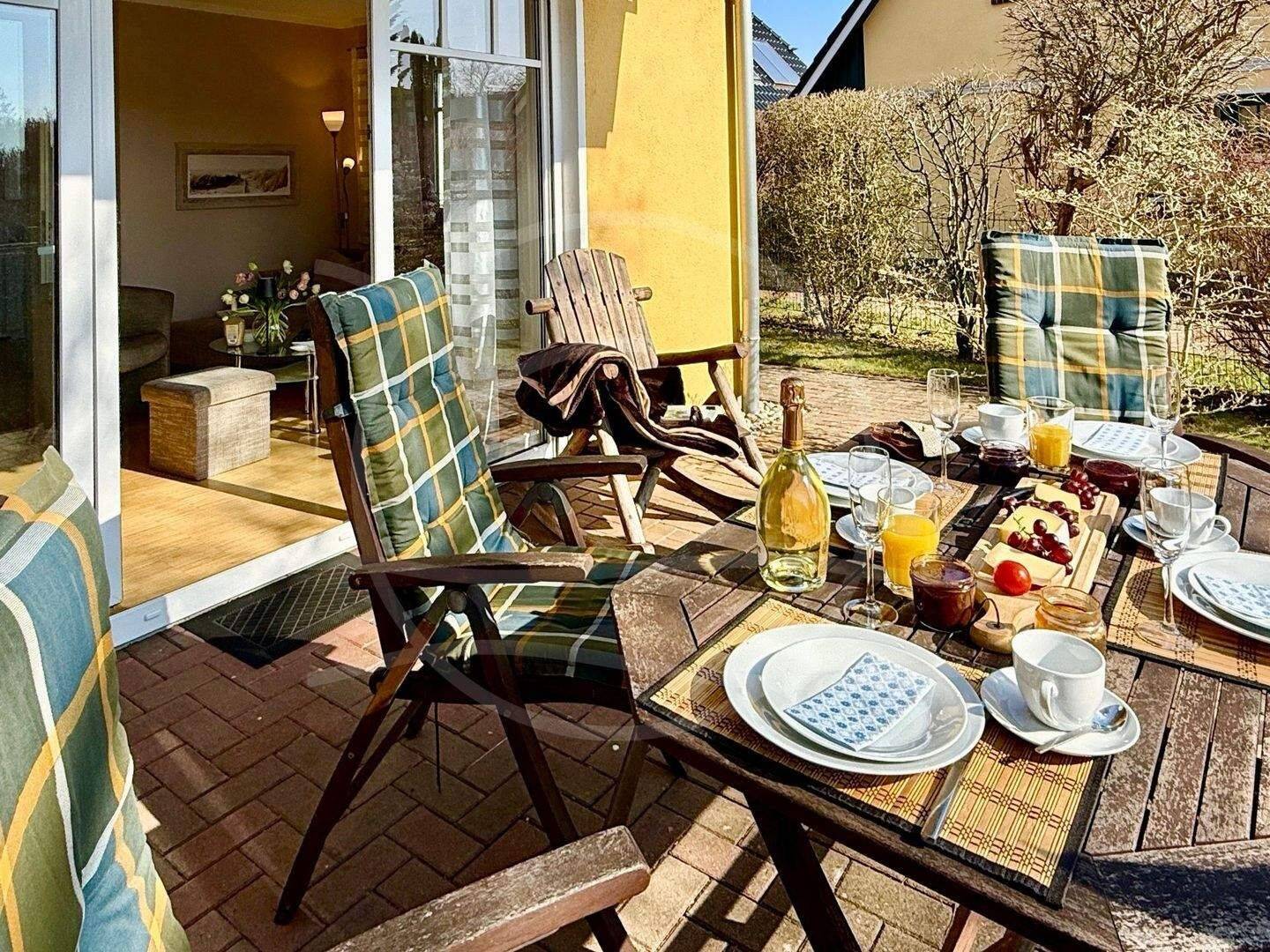 Helle Erdgeschosswohnung mit 2 Schlafzimmern, sonniger Terrasse und eigenem Garten. – Zingst – Vorschaubild 3