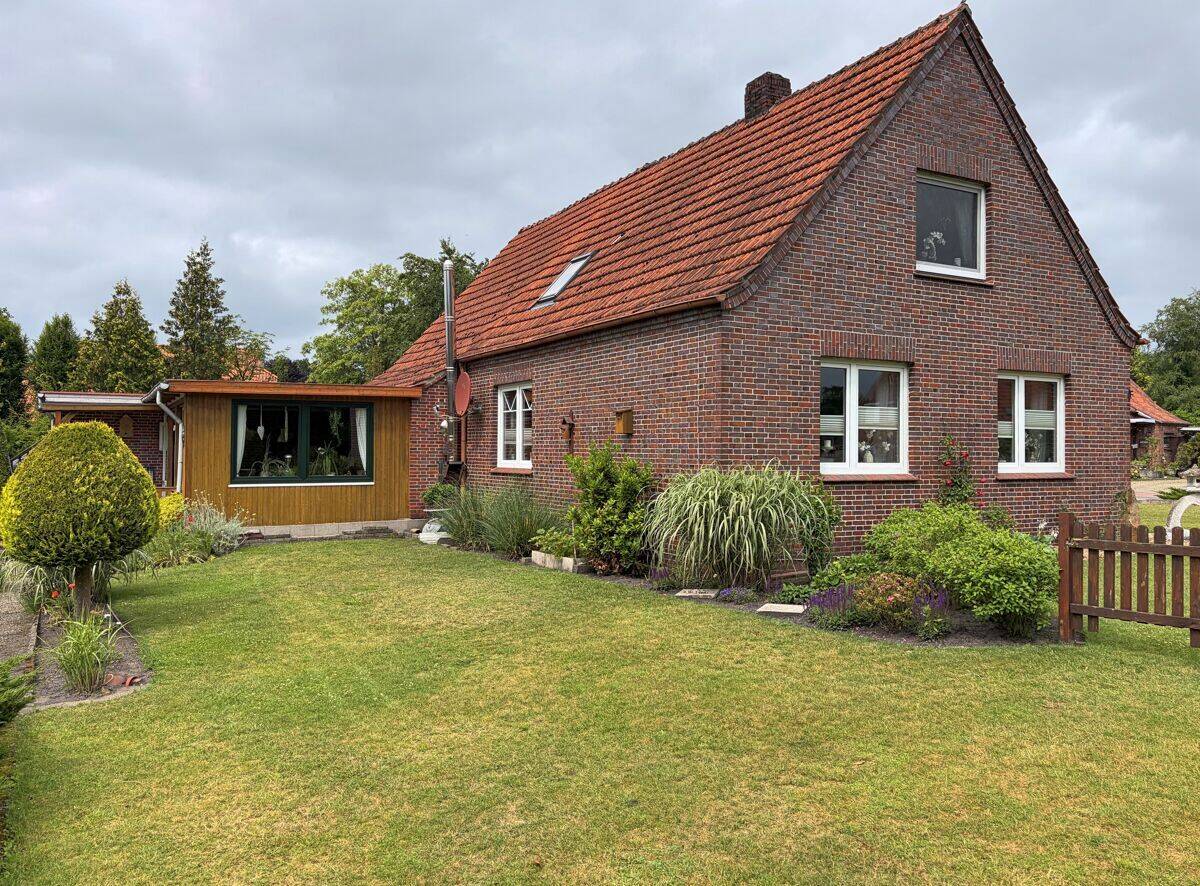 Einfamilienhaus mit Doppelgarage auf großzügigem Eckgrundstück in Friedeburg – Friedeburg – Vorschaubild 2