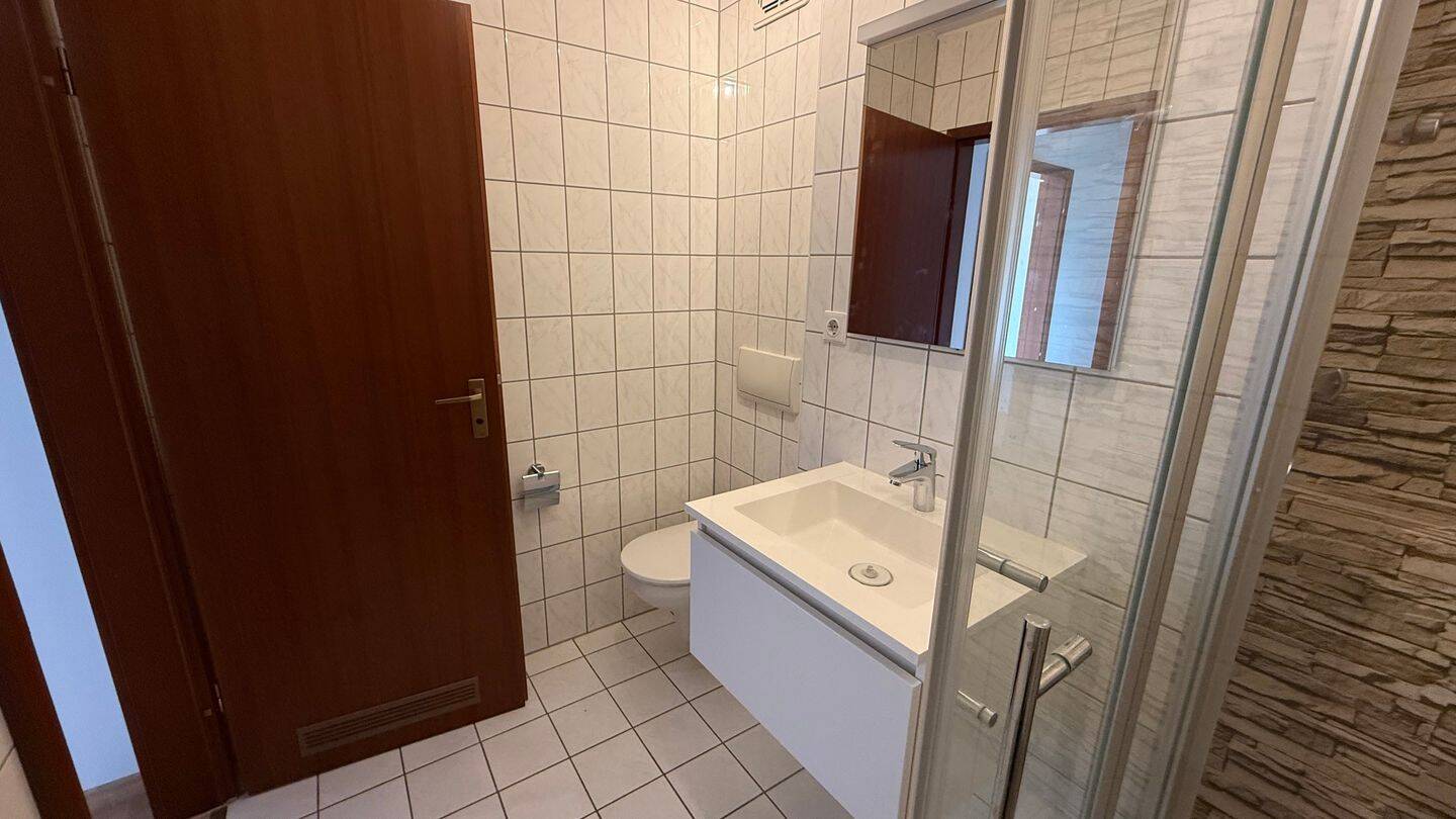 Mit Lift ins 5.OG * Laminat * Loggia * Wanne + TG-Stellplatz – Chemnitz – Vorschaubild 9