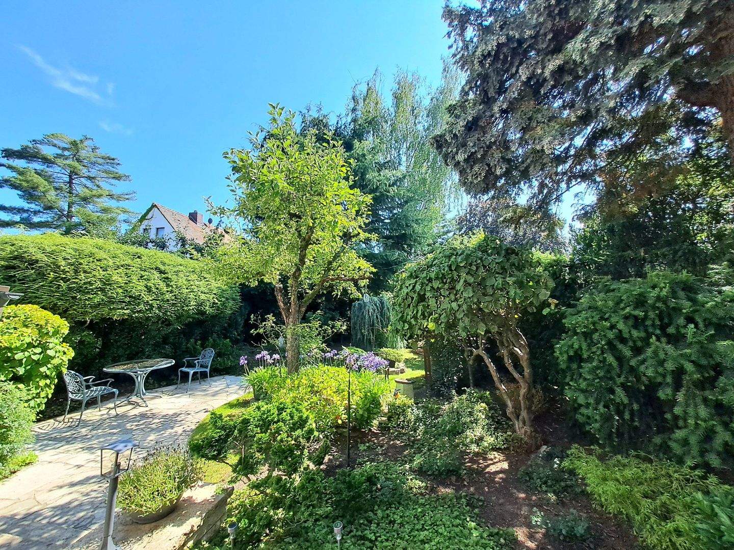 Charmante Doppelhaushälfte mit geschmackvoll und idyllisch angelegtem Garten, Garage uvm. zu verkaufen. – Nürnberg – Vorschaubild 2