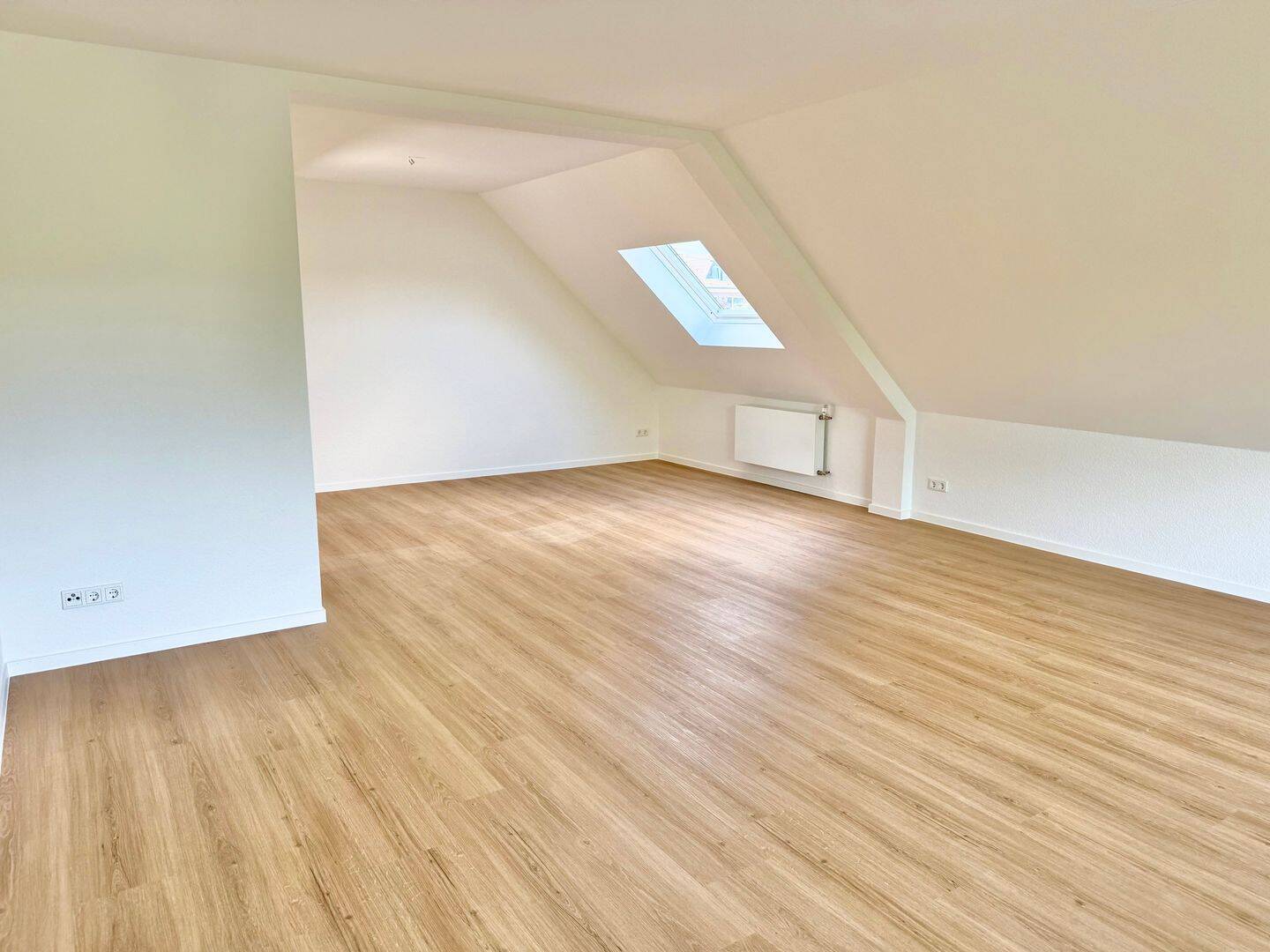 Traumhafte Dachgeschosswohnung in Wewer. Erstbezug nach Sanierung. Neues Bad. Neue Böden. Neue Türen. Großer Südbalkon. Garage. – Paderborn – Vorschaubild 3