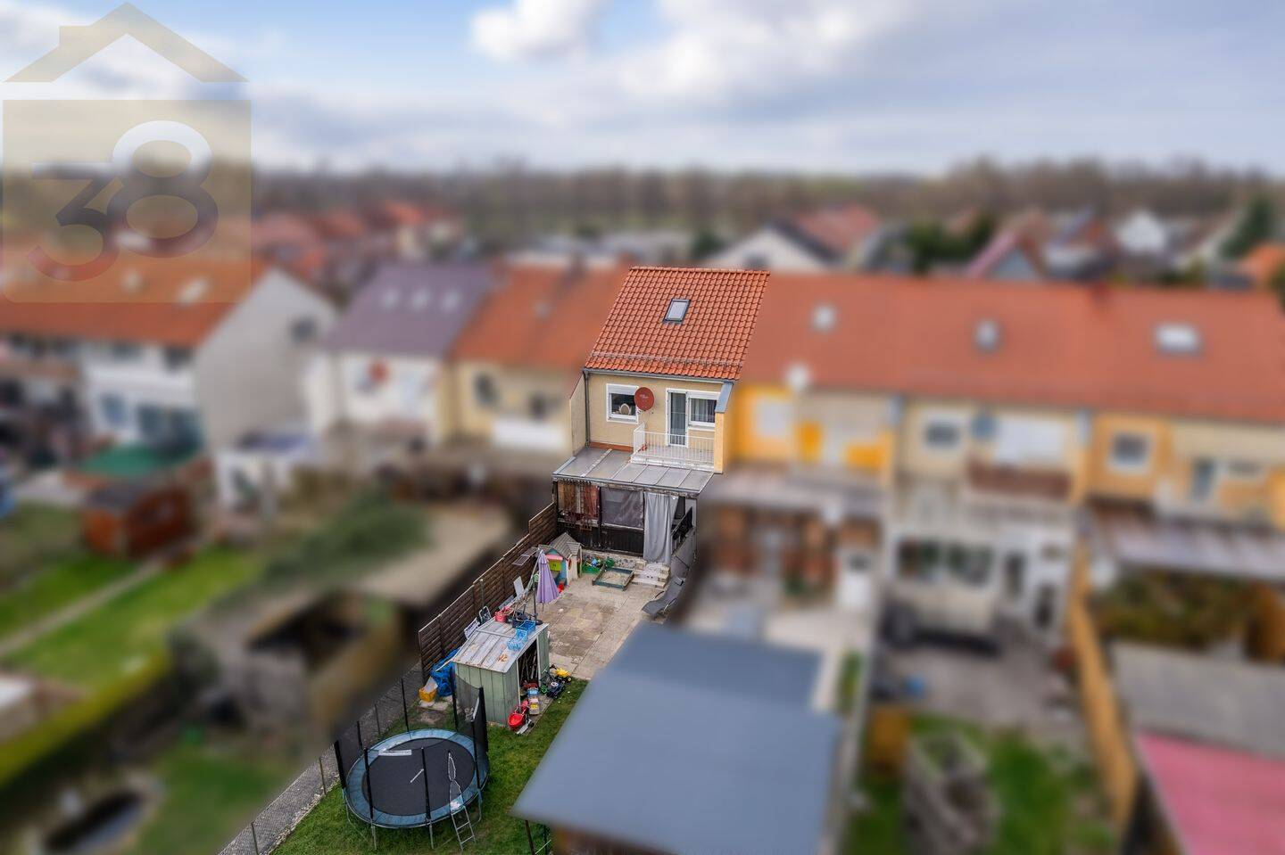 modernisiertes Reihenmittelhaus mit überdachter Terrasse in Vorsfelde! Mein Haus = Mein Partner! – Wolfsburg – Vorschaubild 4