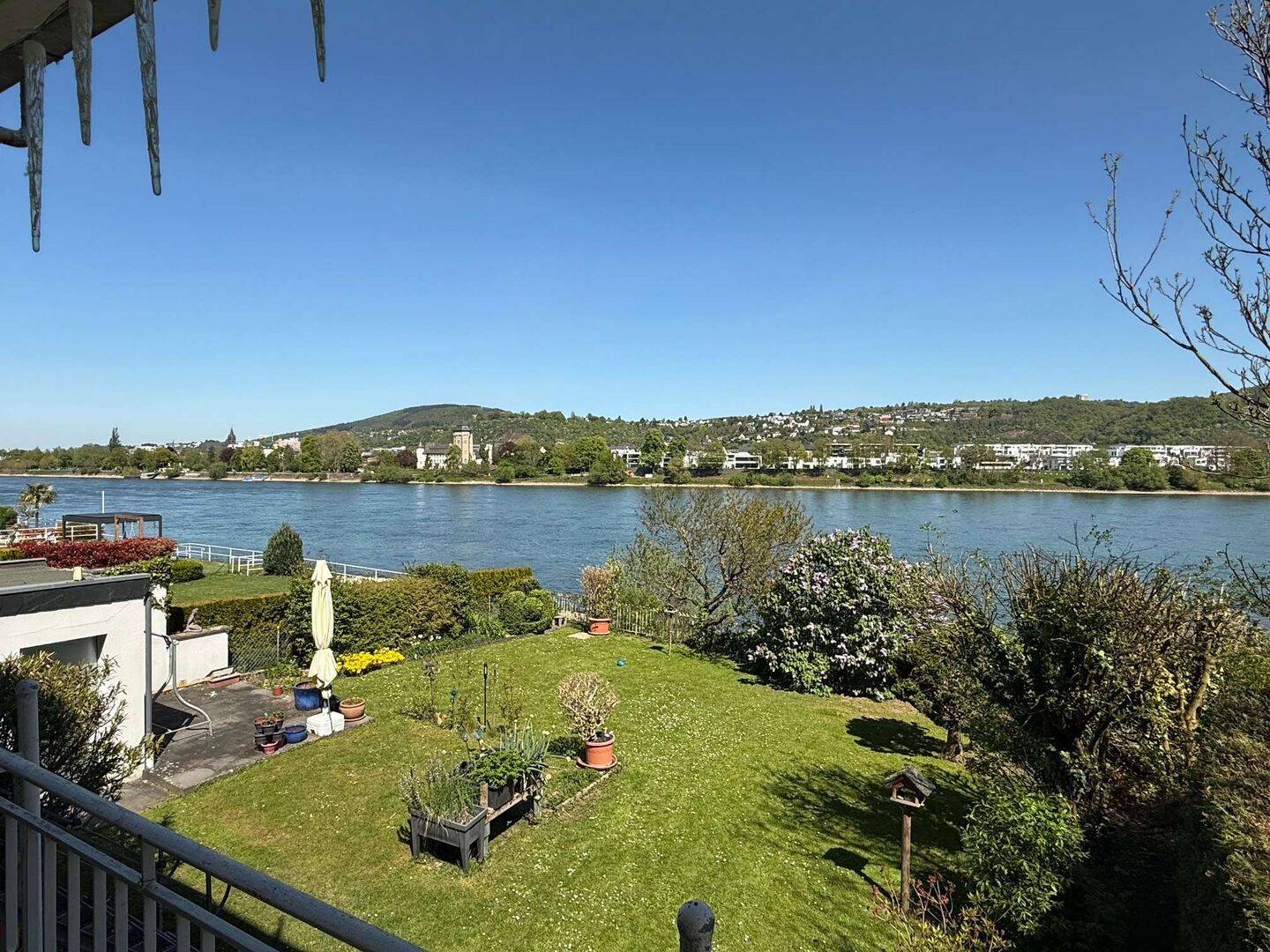 Wohnen mit Rheinblick-Zweifamilienhaus in toller Lage