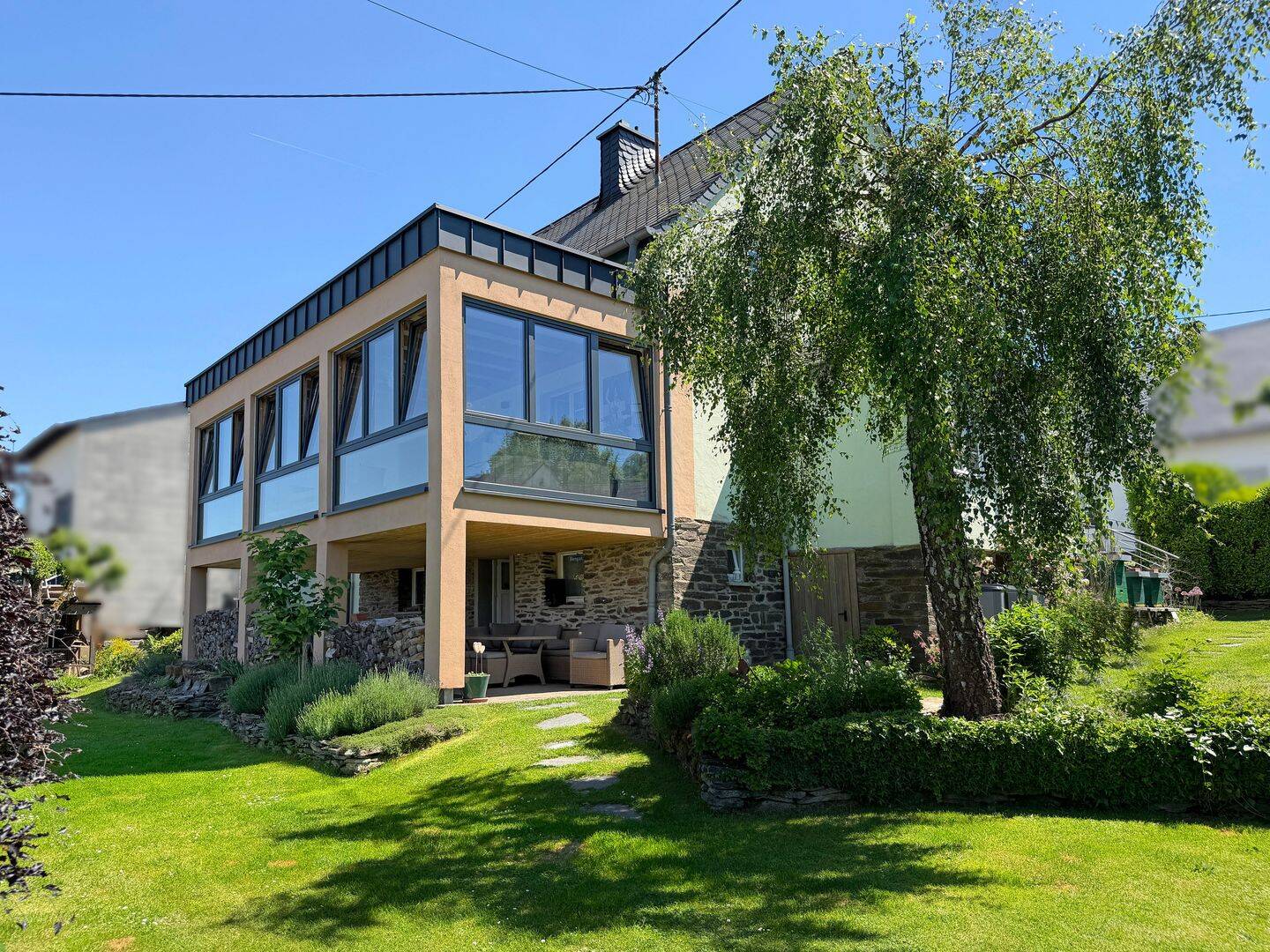 Modernisiertes Einfamilienhaus mit Anbau, Doppelgarage und großem Garten – Osburg – Vorschaubild 2