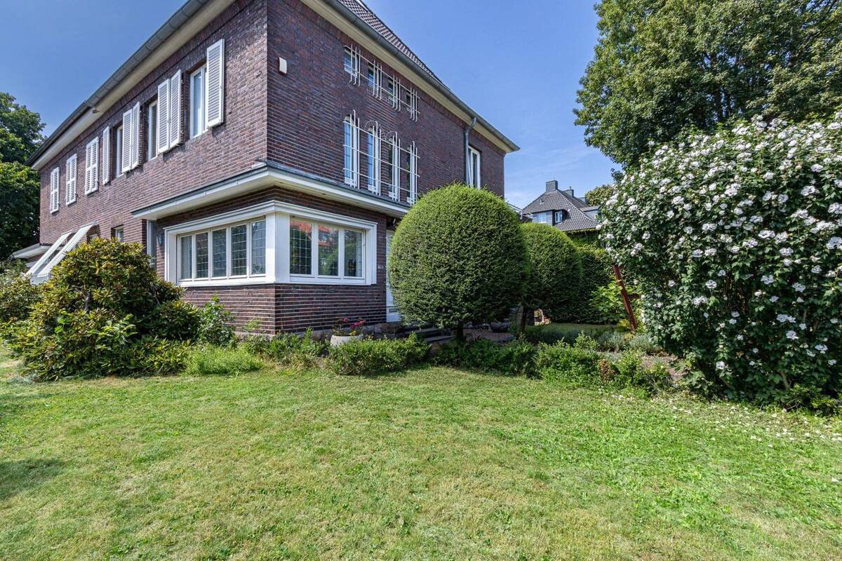 Hochwertiges Einfamilienhaus, 228 Wohnfl., 3 Etg., 5 Schlz., Terrasse, 2 Balkone, 3 Bäder & Sauna – 44141 Dortmund – Bild 1 von 9