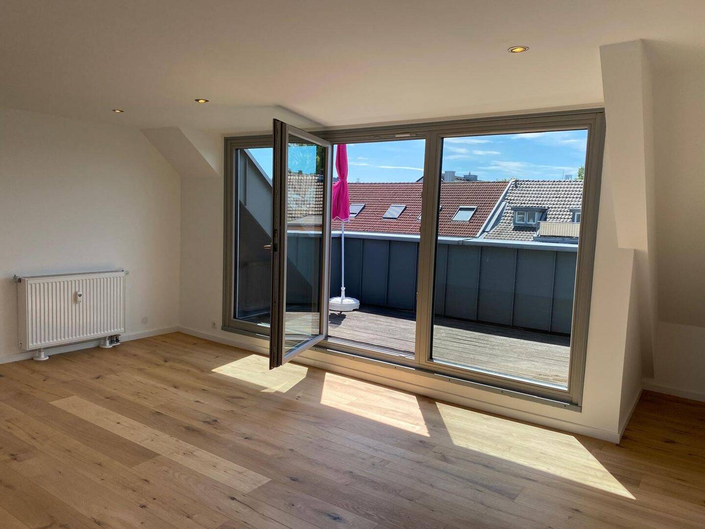 Freie, frisch sanierte 2-Zimmer -ETW im Dachgeschoß mit Terrasse im begehrten Wohnviertel Köln-Ehrenfeld. – Köln – Bild 1 von 9