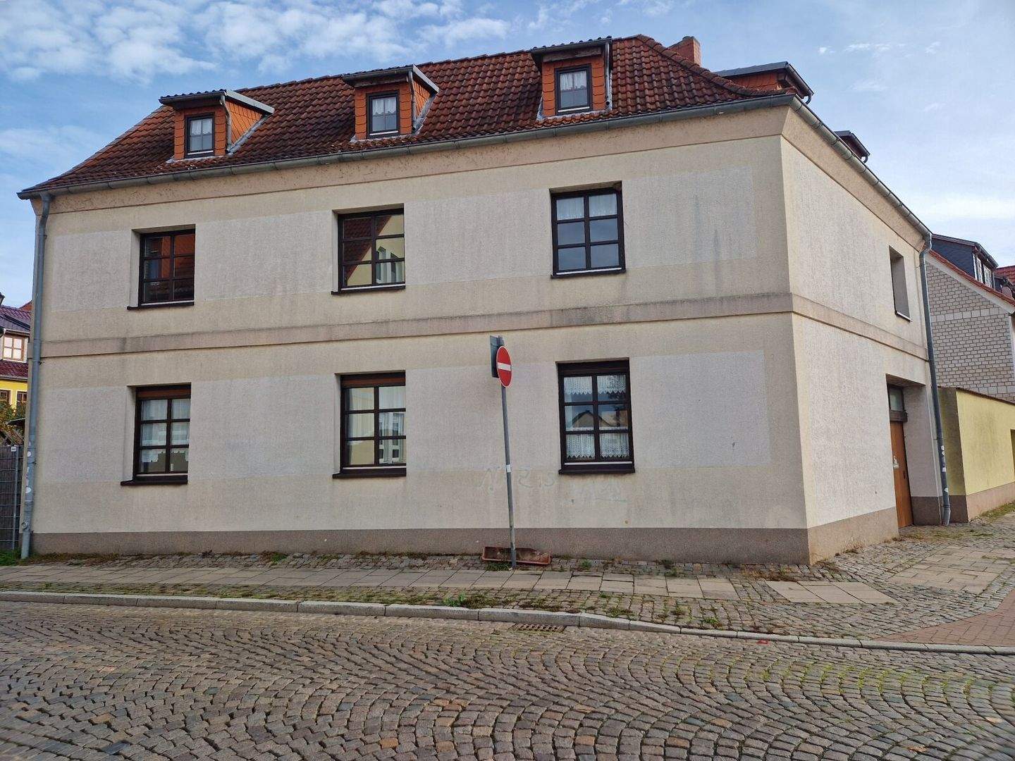 Einfamilienhaus mit Einliegerwohnung und Carport in Oschersleben. – Oschersleben – Bild 1 von 9