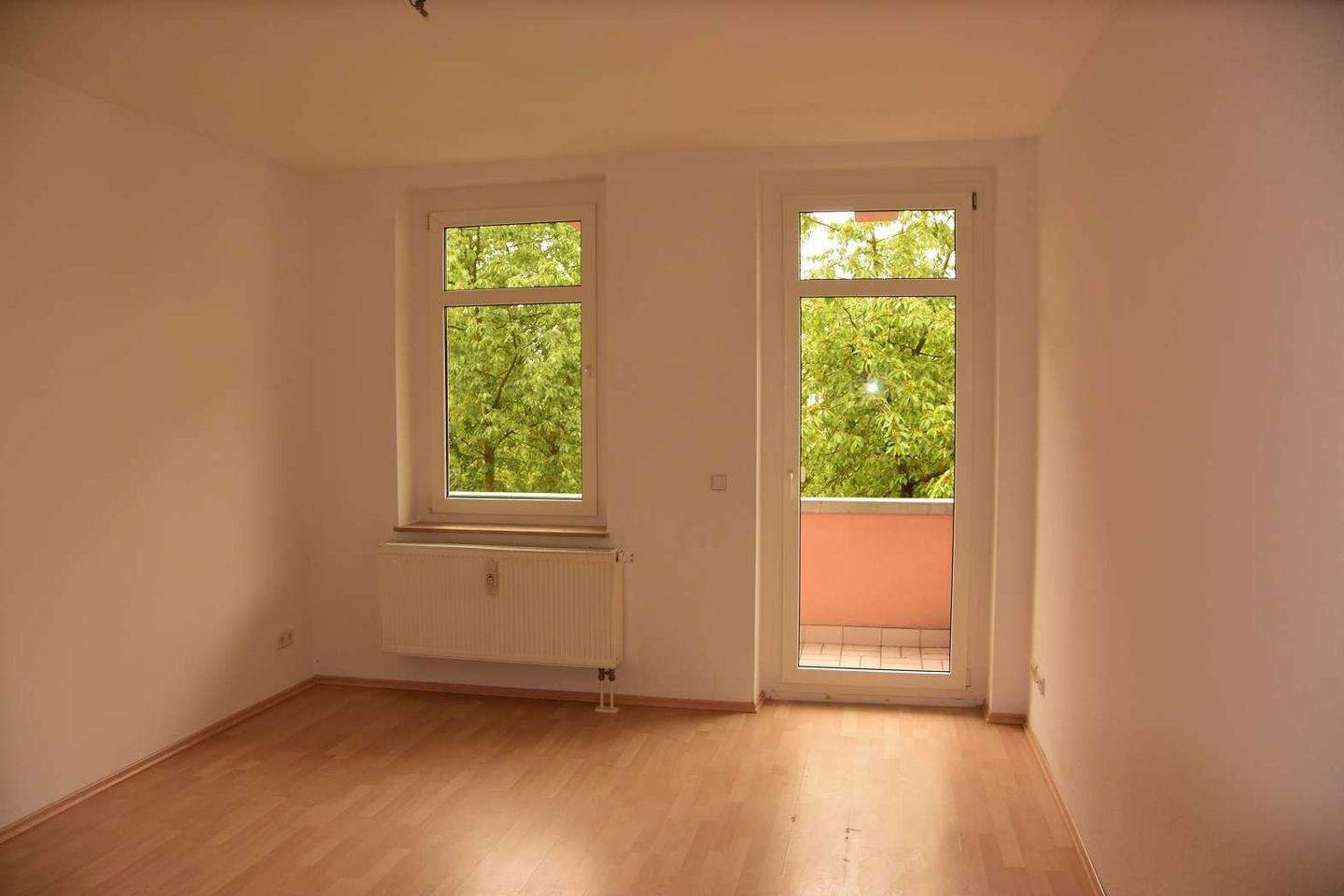 Frei ab 1.8.26 - Sonniger Balkon am Wohnzi. - 3. OG -EBK Abkauf mögl. ! – Chemnitz – Vorschaubild 2