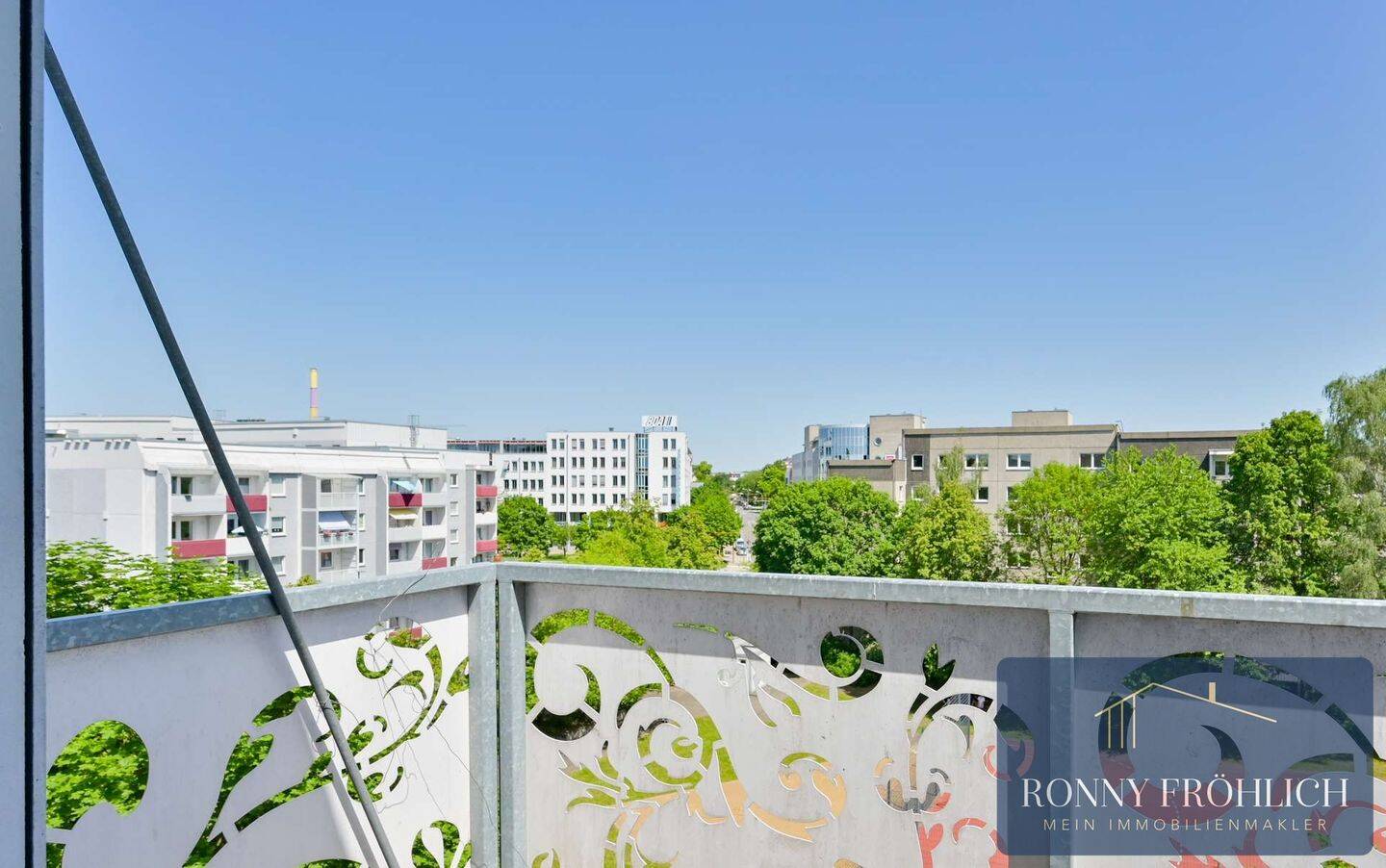 Stilvolle 2-Raum-Dachgeschosswohnung mit Aufzug, Küchenzeile, Balkon & TG-Stellplatz in Chemnitz