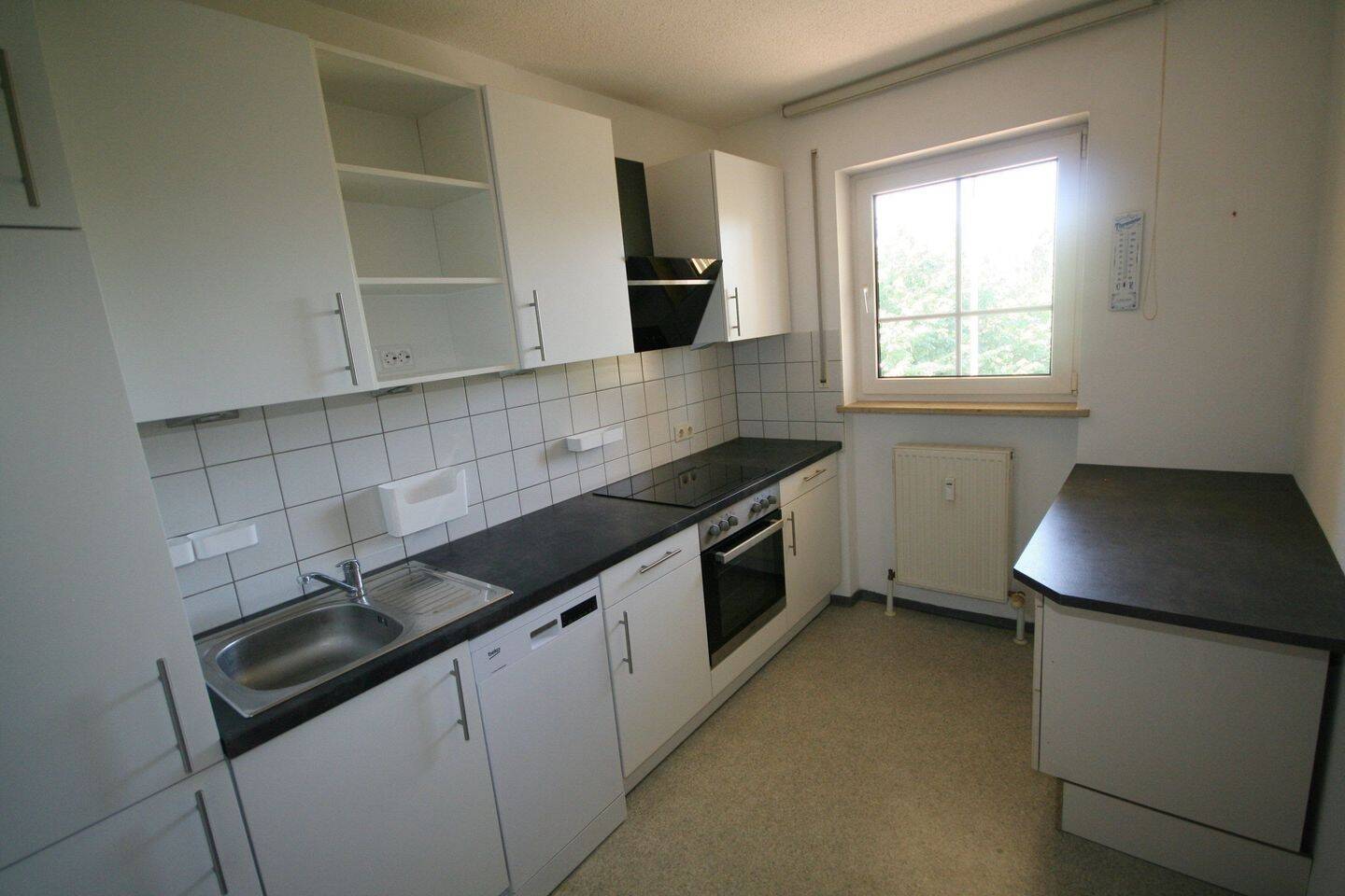IN zwischen Zentrum und Audi: Sofort bezugsfrei! 2 ZKB mit Balkon! Einbauküche und TG-Stellplatz bereits im Kaufpreis enthalten! – Ingolstadt – Vorschaubild 3