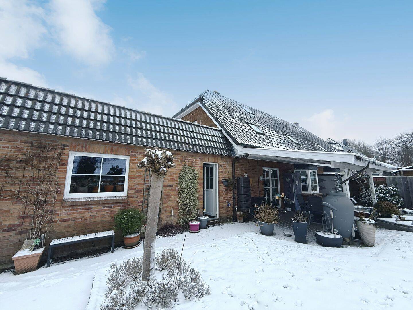 Familienfreundliche Doppelhaushälfte im Hamburger Umland mit Garten und Garage – Wiemersdorf – Bild 1 von 9