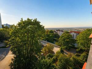 Wohnen mit Weitblick - attraktive 3,5 Zimmer Wohnung mit überdachtem Balkon und Tiefgarage