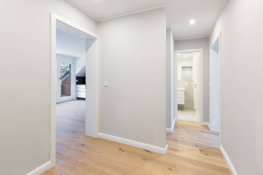 Dachgeschoss, 2 Zimmer, offene Wohnküche in Hummelsbüttel – Hamburg – Vorschaubild 2