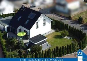 Einziehen und wohlfühlen leicht gemacht: Attraktives und sehr gepflegtes Einfamilienhaus mit Doppelgarage, EBK, Kamin und Solarthermie