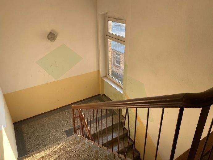 Geräumige Dachgeschoss-Wohnung mit Badewanne, Tageslichtbad und Einbauküche! – Halle (Saale) – Vorschaubild 2