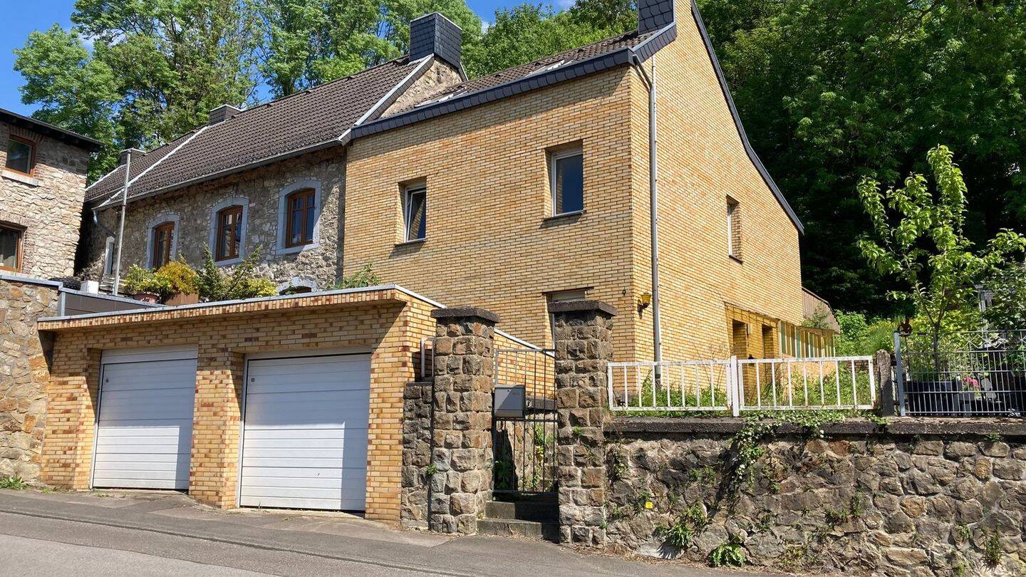 Stolberg (Rhld.): EFH mit 2 Garagen, gute Lage – schlechter Zustand