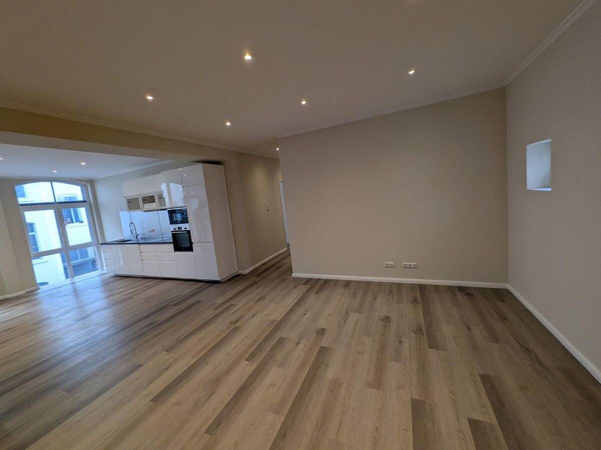 Top 5-Zimmer KfW Wohnung mit Küche, Balkon Bodenheizung in bester Lage von Wiesbaden Mitte – 65185 Wiesbaden – Bild 1 von 9