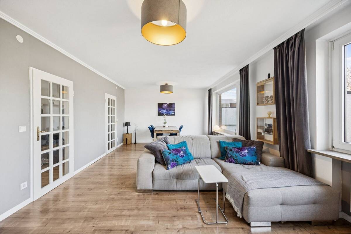 Attraktive 2-Zimmer-Wohnung mit Balkon und Tiefgaragenstellplatz - Modernisiert für Ihr Wohlbefinden – 22117 Hamburg – Bild 1 von 9