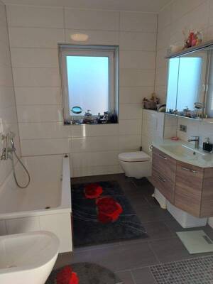 Schöne, große 4 Zimmerwohnung im 1 OG mit Kamin in Paderborn- Schloß Neuhaus, Baujahr 2015 – 33104 Paderborn – Vorschaubild 4