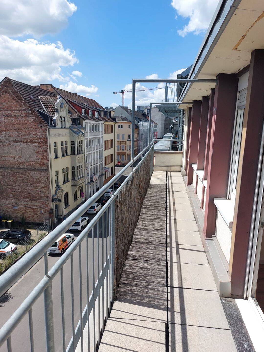 Schöne helle 2026 renovierte Wohnung mit einem Balkon.