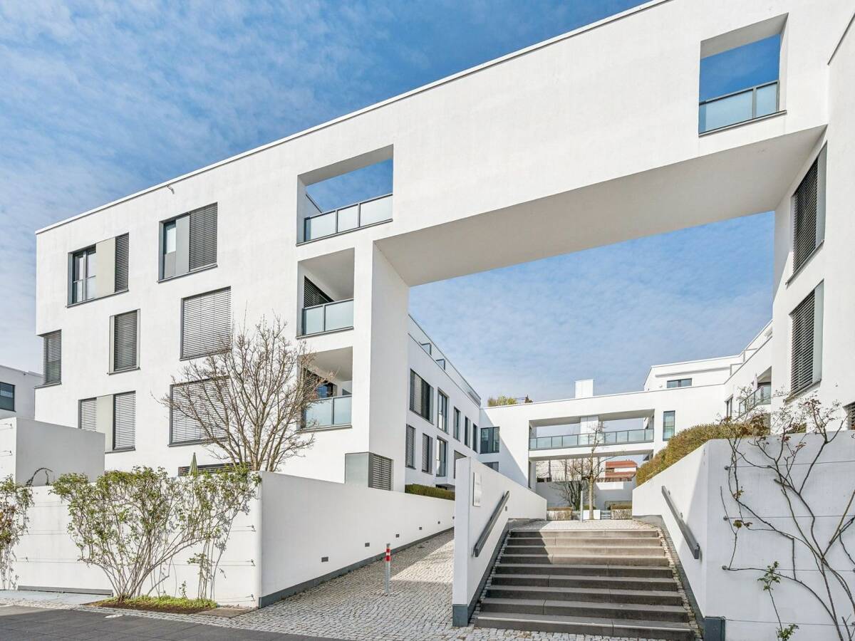 Großzügige und helle 4-Zimmer-Wohnung in der Rosenpark-Residenz in Vaihingen – 70563 Stuttgart – Bild 1 von 9