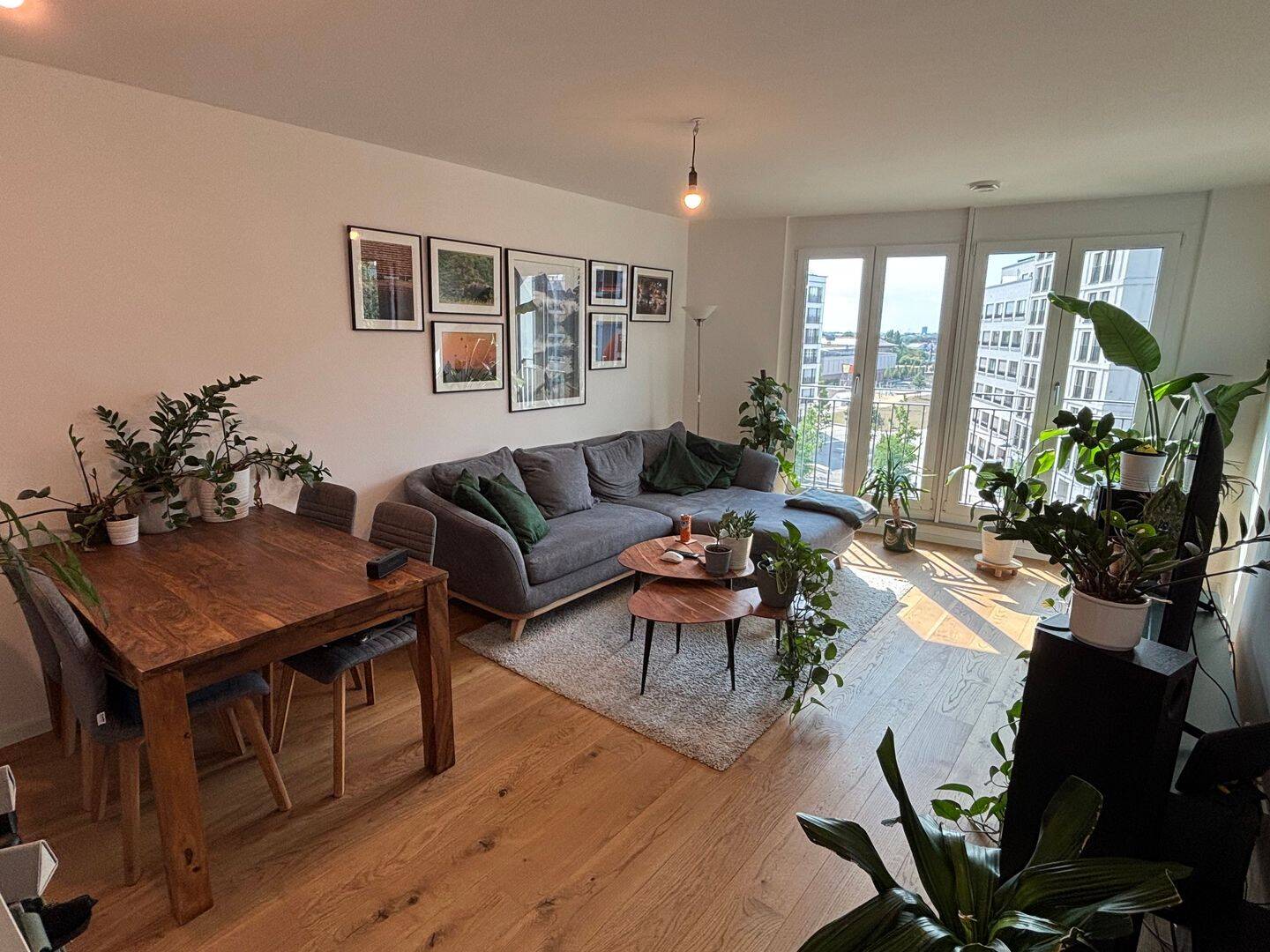 Helle und gute angebundene Wohnung mit Balkon/Wintergarten, EBK. Gebäude aus dem Jahr 2020