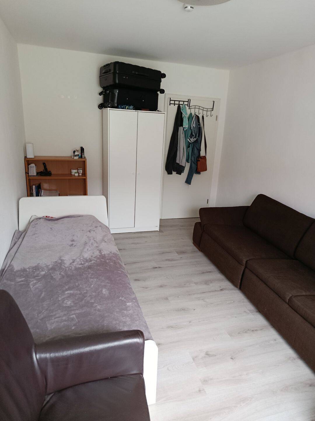 Ein möbliertes 2-Bett-Zimmer / A furnished twin room