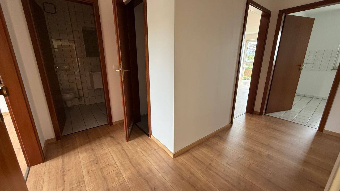 Mit Lift ins 5.OG * Laminat * Loggia * Wanne + TG-Stellplatz – Chemnitz – Vorschaubild 4