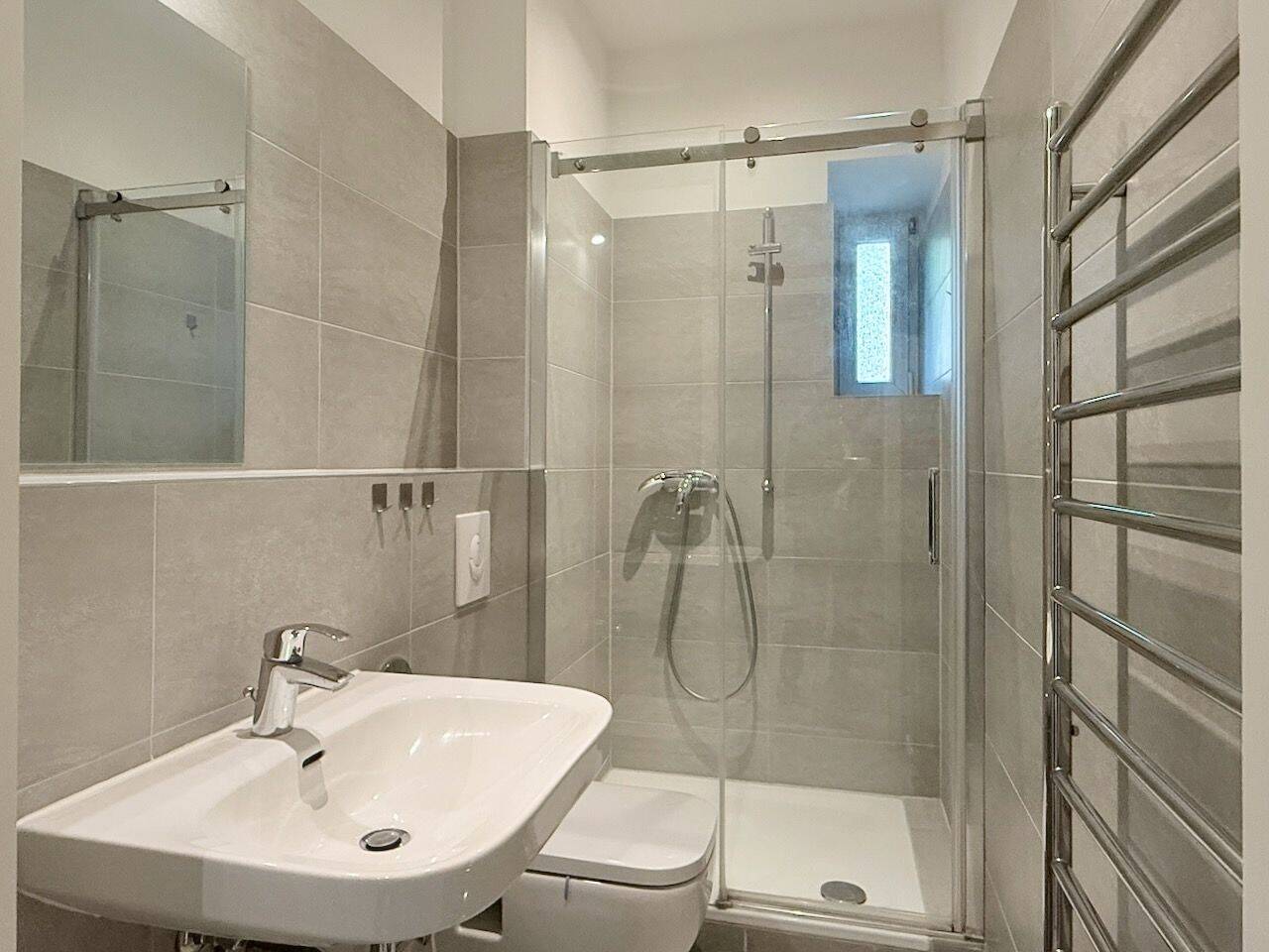 Saniert und vollständig möbliert: hochwertig ausgestattete 1,5-Zimmer-Wohnung – Düsseldorf – Vorschaubild 4